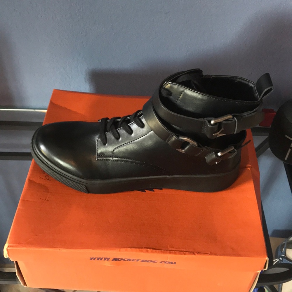 Shoe